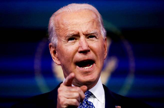 川普至今拒絕簽署9,000億美元的新冠紓困方案，拜登26日厲聲要求川普馬上簽署法案，痛批他放棄職責，警告此舉將導致4大毀滅性後果。（資料照／路透社）