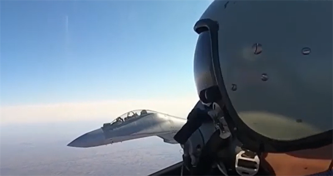 解放军北部战区空军航空兵歼10C和歼16进行自由空战对抗演练。（央视）