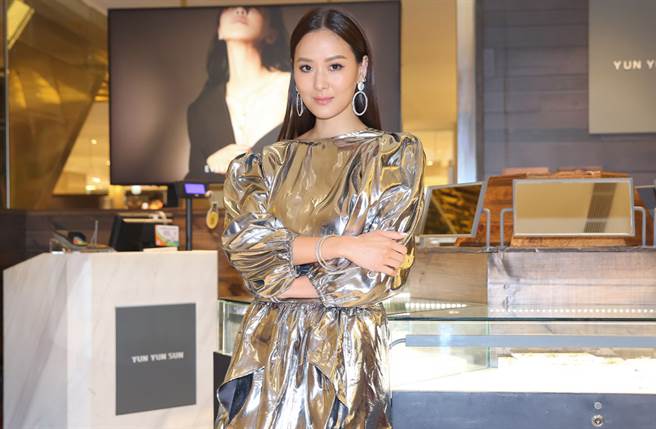 微风董娘孙芸芸今年42岁，却越活越年轻，美丽身形与品味穿搭，被奉为「台湾第一名媛」。(翻摄自孙芸芸IG)