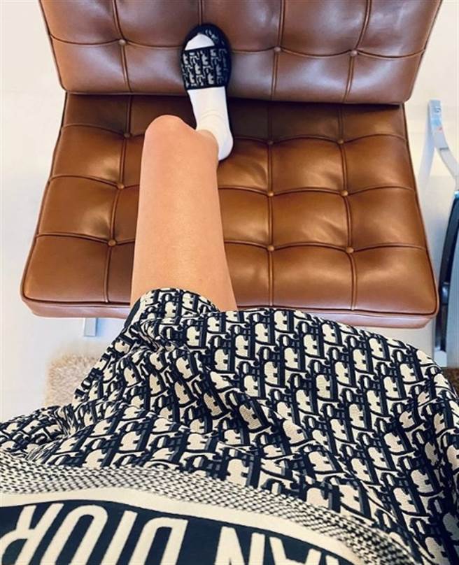 孙芸芸只露一只腿，都能引爆话题，被讚又瘦又紧实。(翻摄自孙芸芸IG)