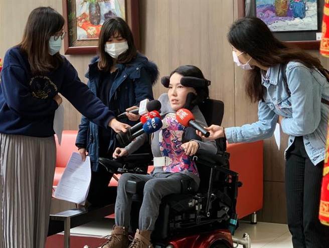 SMA患者、社团法人台湾生命之窗慈善协会理事长李怡洁。（图／李怡洁提供）