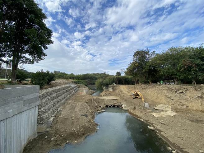 水利局于竹溪桥近期以柔性工法块石蛇笼针对竹溪桥护岸裸露区进行復原抢修工程。(曹婷婷摄)