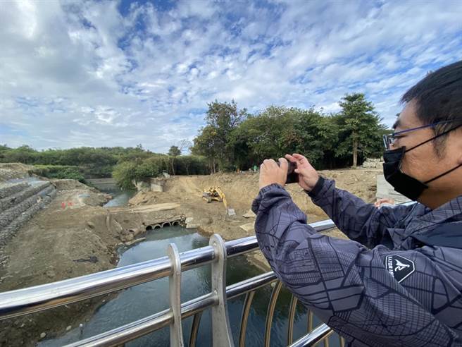 水利局今早派员现勘，强调竹溪护岸工程边坡裸露是正在进行抢修復原，生态无虞。(曹婷婷摄)