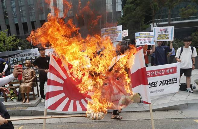 南韩民眾抗议东京奥运使用旭日旗，当街焚烧旗帜泄愤。（美联社资料照）