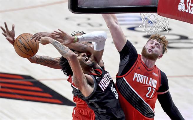 火箭中鋒伍德上籃時，遭到拓荒者兩名球員拉了下來。(美聯社)