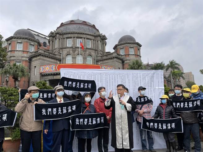 苏伟硕赴监院声请人权保护，陪同人士包括律师高思博、魏忆龙等人，及陈菊在党外时代的老战友前台南县长苏焕智。