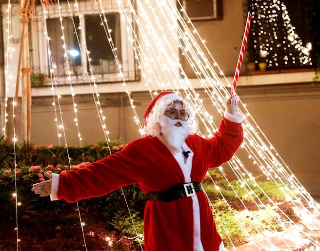 一名带有新冠病毒的圣诞老人12月稍早拜访比利时一间养老院，导致养老院疫情大爆发，至今18名老人丧命。 图为资料照，非当事人。（资料照／路透社）