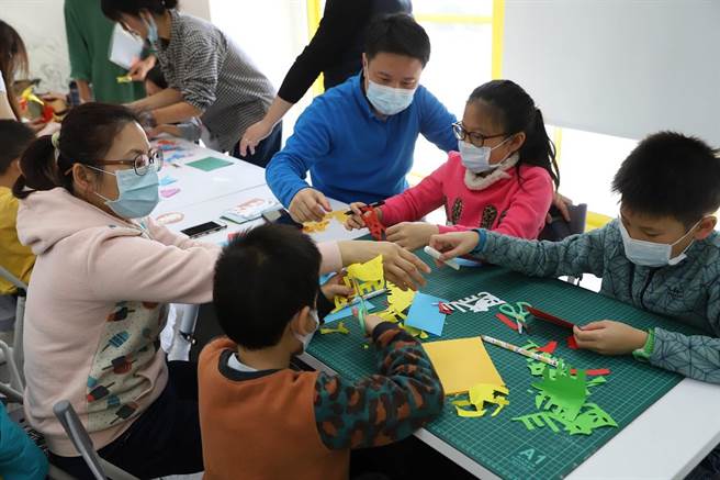 台中市动保处邀请民眾走访动物之家后里园区，并举办剪纸艺术暖身活动。（台中市动保处提供／王文吉台中传真）