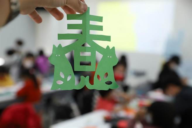 动物之家后里园区预定明年试营运，台中市动保处举办剪纸艺术暖身活动。（台中市动保处提供／王文吉台中传真）