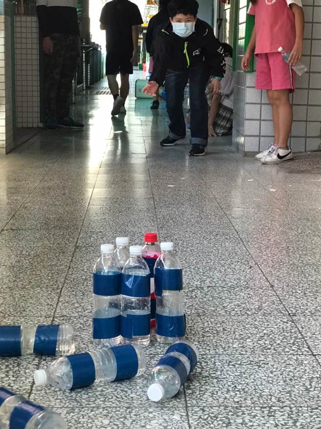 基隆市安乐高中为让特殊生也能一同参与「滚球」体育活动，运用资源回收物品作为素材改良。（基隆市政府提供／陈彩玲基隆传真）