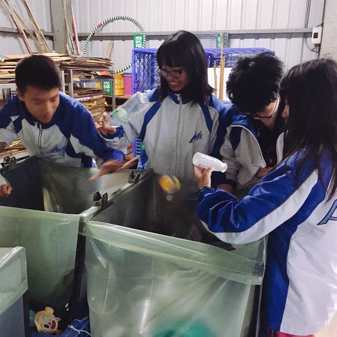 基隆市安乐高中为让特殊生也能一同参与「滚球」体育活动，运用资源回收物品作为素材改良。（基隆市政府提供／陈彩玲基隆传真）