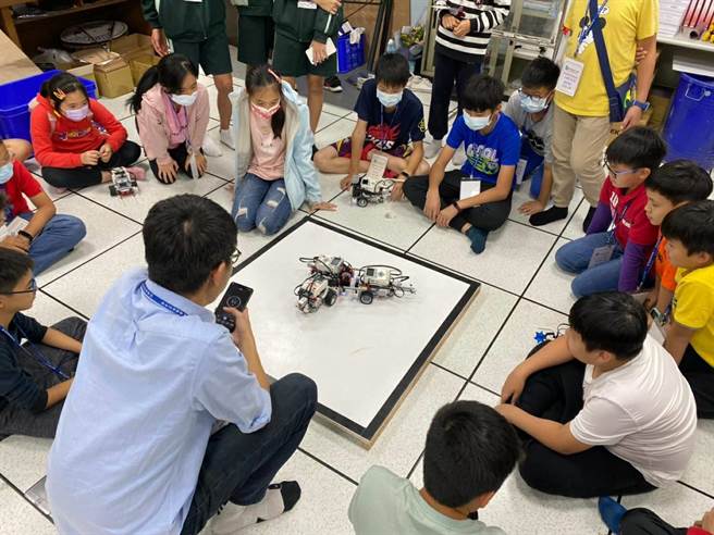 侨泰高中举办「科学实作探索营」，带领国小学童从实作中学习，也激发他们的创意与思考力。（侨泰高中提供／林欣仪台中传真）