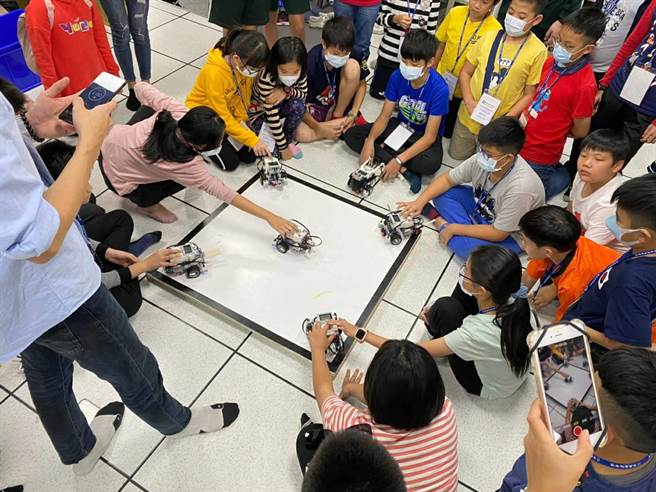 侨泰高中举办「科学实作探索营」，带领国小学从实作中学习，也激发他们的创意。（侨泰高中提供／林欣仪台中传真）