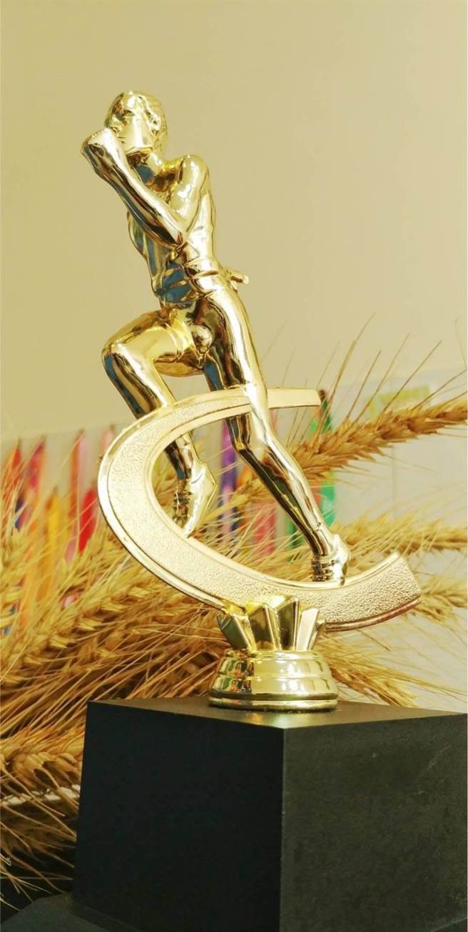 「大雅麦香马」特制「10周年经典麦香」精美奖杯。（台中市运动局提供／王文吉台中传真）