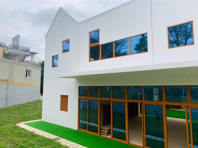 新竹市高峰非营利幼儿园将于明年2月落成启用，新校舍透过设计，纯白斜屋顶有如梦幻的童话木屋超吸睛。（陈育贤摄）