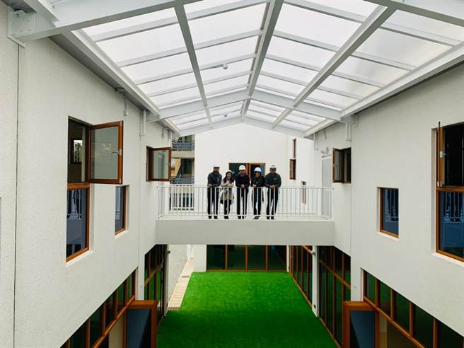 新竹市高峰非营利幼儿园将于明年2月落成启用，新校舍透过设计，纯白斜屋顶有如梦幻的童话木屋超吸睛。（陈育贤摄）