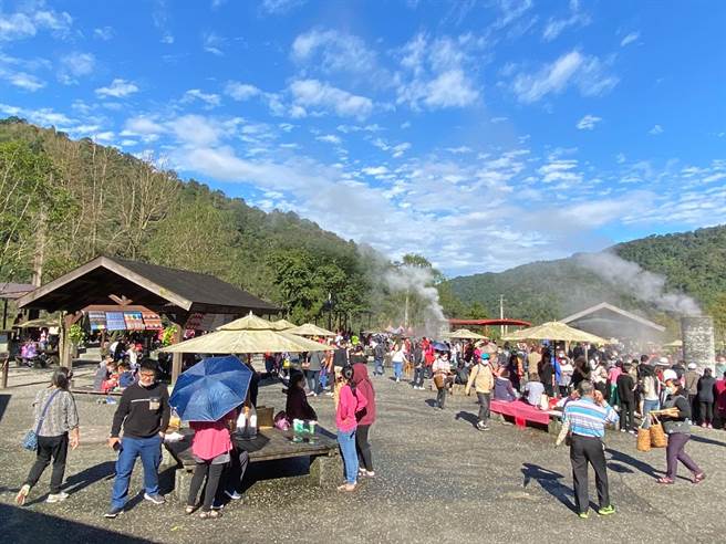 宜兰难得好天气，今天清水地热涌入人潮，并启动停车场总量管制。（宜兰县政府提供／李忠一宜兰传真）