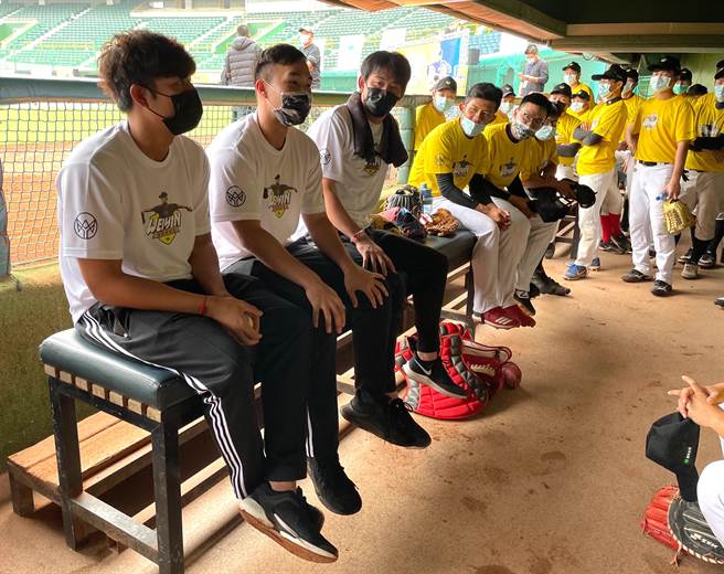 王维中（左起）、曾仁和、王溢正回答学员提问。（毛琬婷摄）