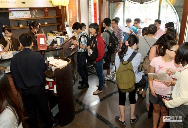 一名网友日前PO文爆料，指有内部员工把煮食物的锅子当成洗脚桶。图为春水堂中午用餐时间，店内排队人潮涌现。（资料照 黄国峰摄）
