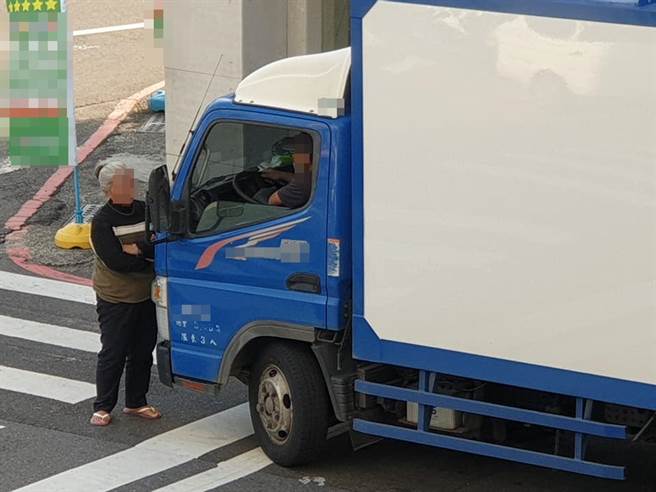 台南市25日有民眾目击一位老妇人挡在小货车前不离去，「肉身挡车」的画面在网上掀起热议。（脸书社团《台南爆料公社-台南最大社团》／苏育宣翻摄）