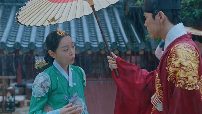 金正鉉上前替申惠善撐傘。（friDay影音提供）