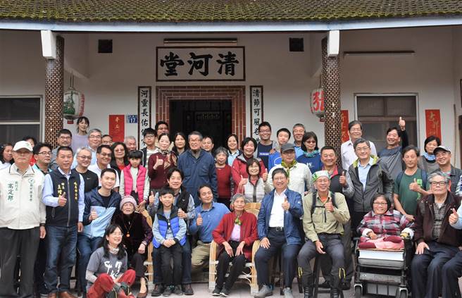 副总统赖清德27日造访峨眉乡，在具有百年歷史的张家清河堂，与在地民眾见面、会谈，也了解被纳入「樟之细道」的石峎步道的歷史。（庄旻静摄）