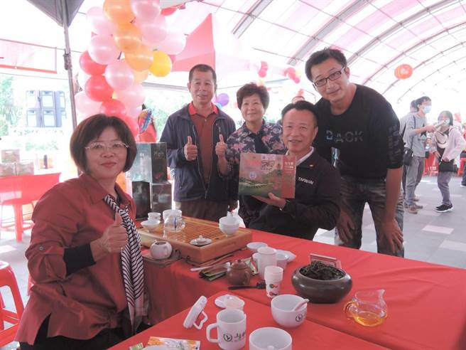 县长翁章梁（右二）到青心乌龙组特等奖摊位恭贺获奖的茶农陈建全（右一）。（张毓翎摄）