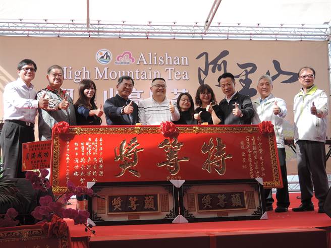 得金萱组特等奖的林吉常（左五），今日颁奖典礼上，带着太太和女儿一起上台受奖。（张毓翎摄）