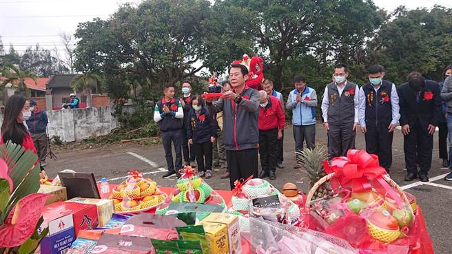 后龙镇第2纳骨塔27日上午由镇长朱秋隆（前）主持动工典礼。（后龙镇公所提供／谢明俊苗栗传真）