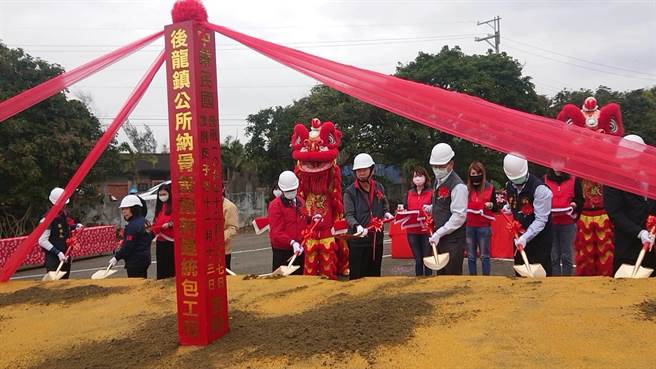 后龙镇第2纳骨塔27日上午由镇长朱秋隆（前）主持动工典礼。（后龙镇公所提供／谢明俊苗栗传真）