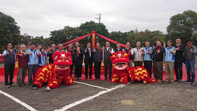后龙镇第2纳骨塔27日上午由镇长朱秋隆（前）主持动工典礼。（后龙镇公所提供／谢明俊苗栗传真）