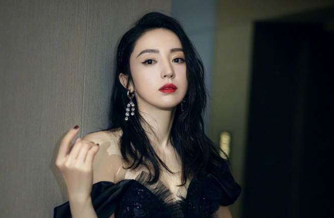 董璇身穿胸口开深V礼服，性感爆表。（图／取材自董璇微博）