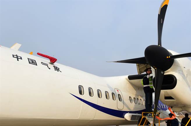 图为长春吉林进行人工增雨抗旱协助春耕，为气象飞机的造雨系统做飞行前检测。（图／新华社）