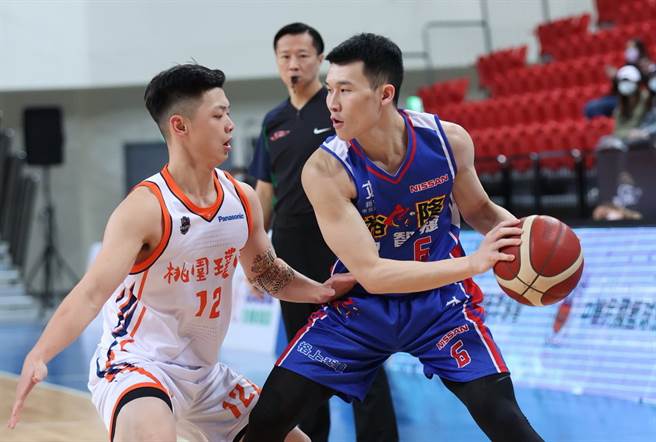 裕隆后卫李恺谚(右)27日攻下生涯新高的21分。(中华篮协提供)
