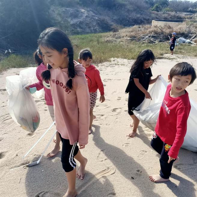原住民小朋友开心加入净滩，为金门新故乡「美容」一下。（金湖镇代陈向鑫提供）