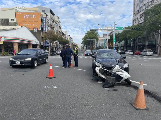 台南市南区27日上午发生死亡车祸，7旬老翁遭汽车当场撞死。（读者提供／程炳璋台南传真）