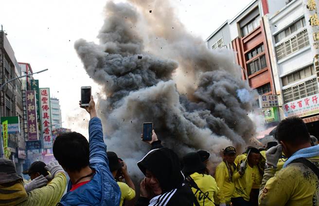 新港奉天宫金虎将军，在台东市街头威猛吃炮火，场面震撼。（庄哲权摄）
