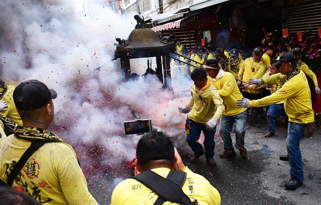 新港奉天宫金虎将军，在台东市街头威猛吃炮火，场面震撼。（庄哲权摄）