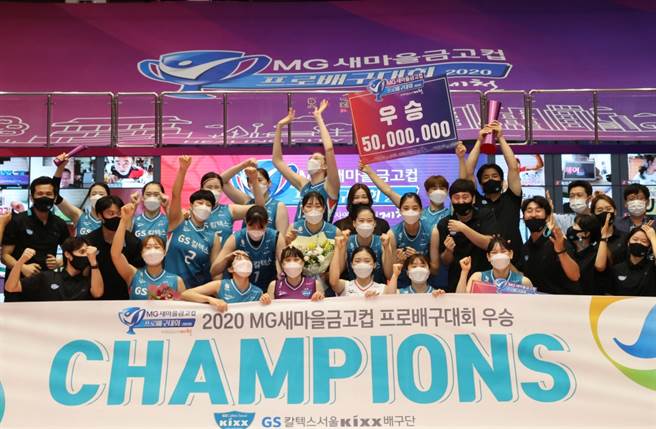 南韓GS加德士排球隊慶祝擊敗宿敵粉紅蜘蛛。（達志影像）