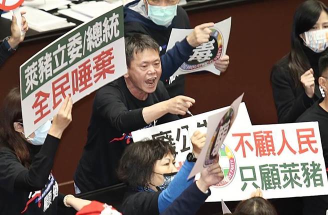 立法院24日院会上演莱猪表决大战，国民党立法院党团总召林为洲（中）上台发言时播放当年民进党反对瘦肉精的影片打脸民进党，并带领党籍立委高喊「莱猪总统蔡英文！」（资料照，姚志平摄）