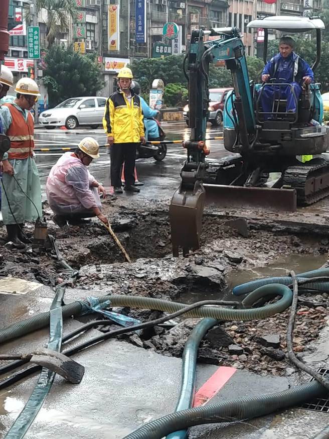 自来水公司表示，自从2013年配合行政院降低漏水率计画迄今，已投入数十亿改善。（自来水公司提供／陈彩玲基隆传真）