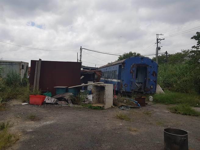 公馆乡一处私人土地上10月初被发现大型狗尸体以及散落满地的皮毛、骨骸等，爱狗人士怀疑为屠宰场。（本报资料照片）