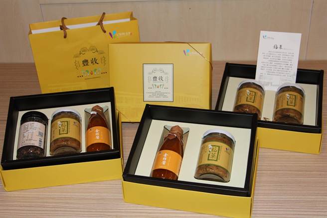 公館鄉農會推廣在地農產，推出福菜「豐收」禮盒精緻化行銷傳統美味。（何冠嫻攝）
