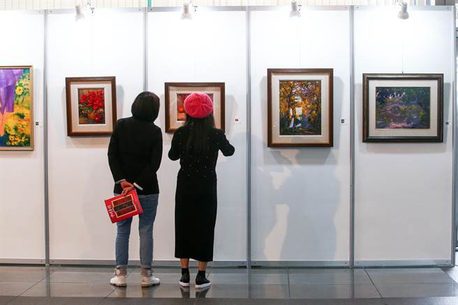 主打艺术平权、庶民参与艺术的中时艺术博览会「台湾经典－冬」拍卖会，在27日落幕。现场不乏名家如书画大师齐白石、抽象画大师陈正雄之作，还有以电视剧花系列走红的女星画家程秀瑛作品，以及多幅名家无底标价画作，底标价从千元到百万元都有，吸引不少艺术新手参与。（邓博仁摄）