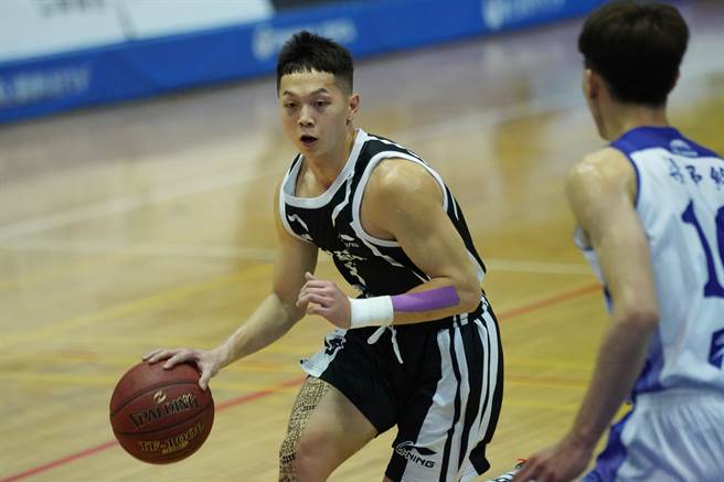 中州科大王律翔攻下19分、11篮板。（大专体总提供）