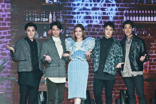 是元介（左起）、温升豪、安心亚、JR纪言恺、蓝军天。（拓骆娱乐提供）