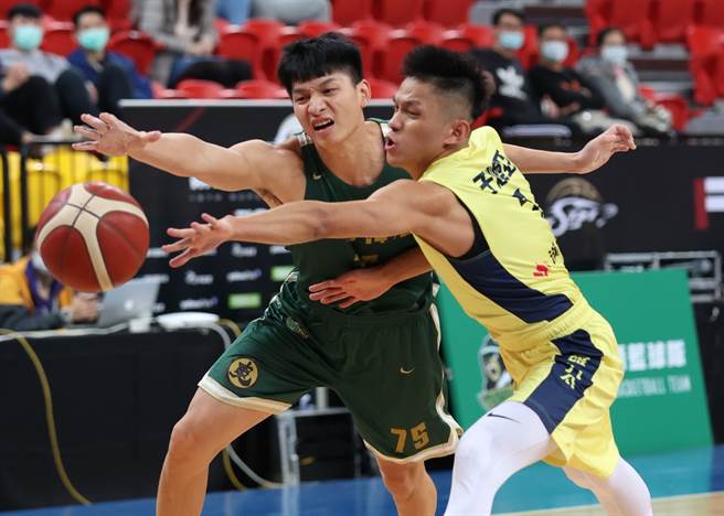 台啤李启玮(左)与九太于焕亚争抢掉球，彼此都不肯相让。(中华篮协提供)