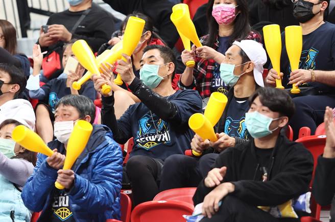 任贤齐跟好友李李仁坐在二楼观眾席替九太加油打气。(中华篮协提供)