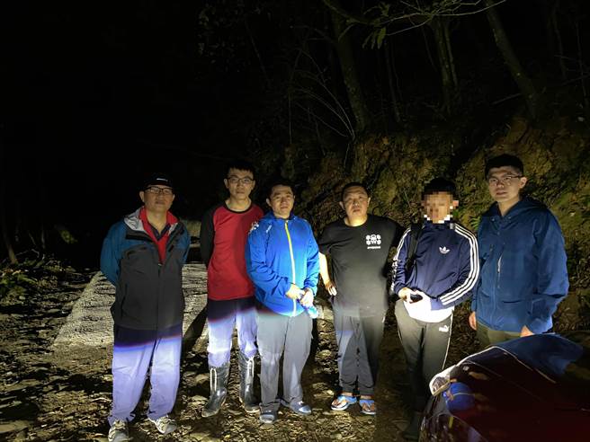 一名國中生脫隊單獨下山卻走失，所幸及時向新竹縣消防局協助，由消防人員上山找到少年並協助下山。（翻攝照片／莊旻靜新竹傳真）