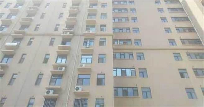 6岁男童从25楼窗户扔下瓷砖。（图／翻摄自东方今报）